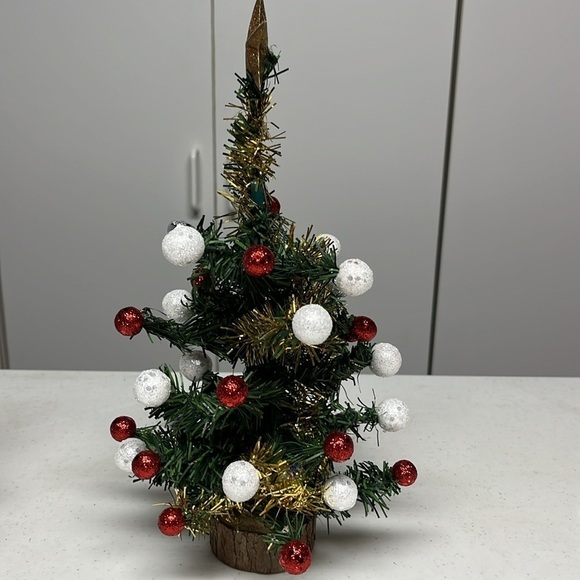 Mini decorated Christmas Tree - Picture 2 of 11